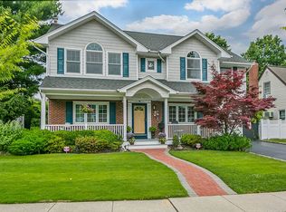 10 Leeds Ct, Rockville Centre, NY 11570