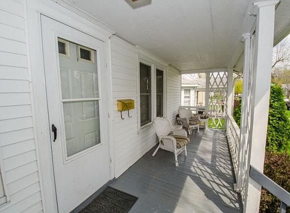 3rd image of 409 E Victoria St