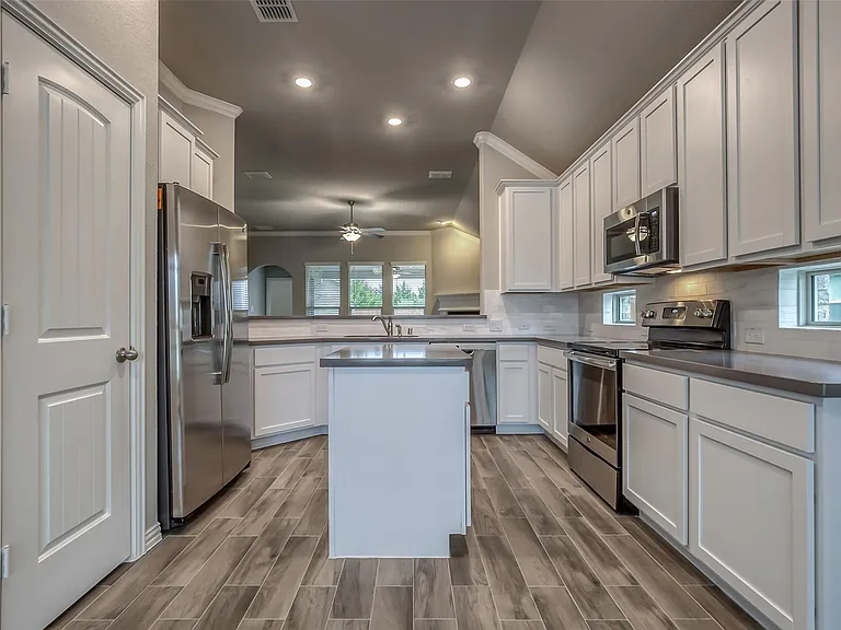 638 Devonshire Ln — Photo 8