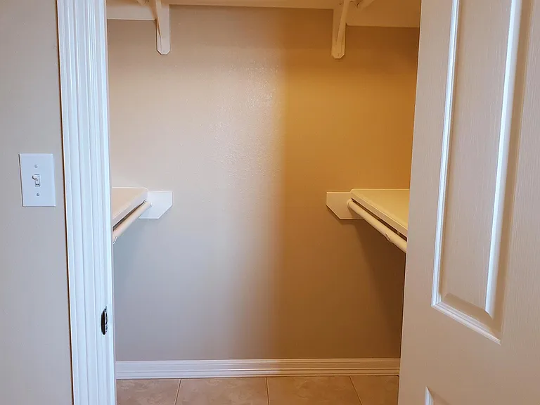 2124 Treasure Oaks Dr — Photo 13
