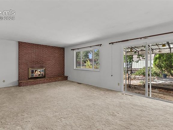 3rd image of 2204 Warwick Ln