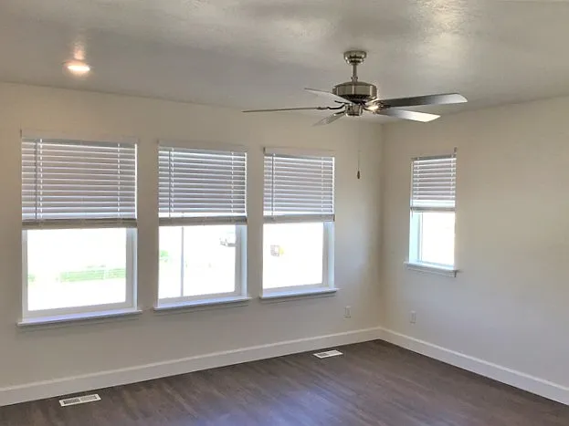 1218 E Peterson Ln — Photo 9