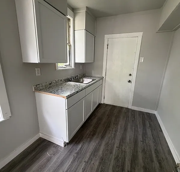 12315 Revere Ave — Photo 4