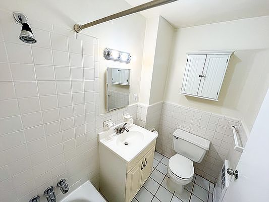 4th image of 213 E 59th St APT 1A