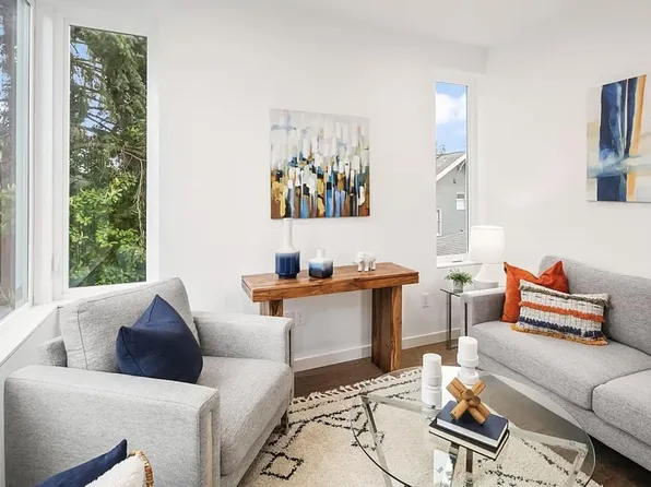 2 bed, 2.0 bath, 883 sqft, $3,800, 3640 Interlake Ave N #12427720, Seattle, WA 98103