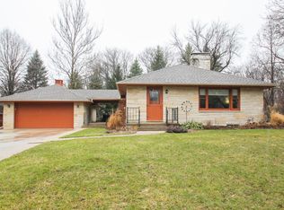 1125 Sunset Dr, Delafield, WI 53018