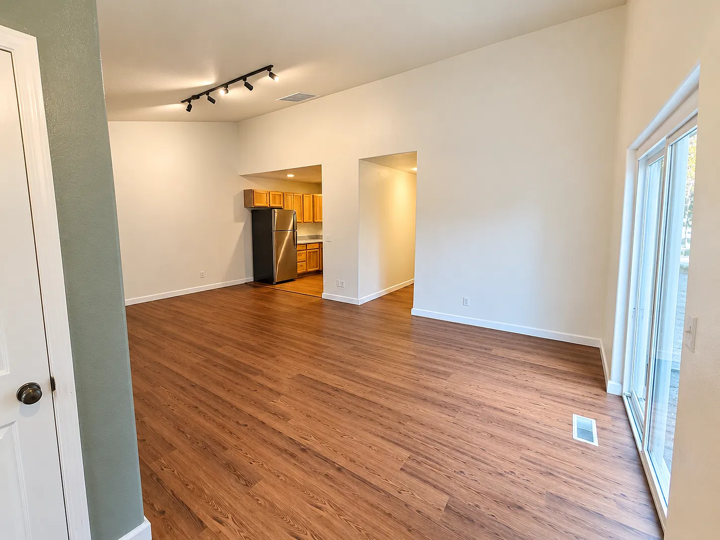 3 bed, 1200 sqft, $2,295 — Photo 4