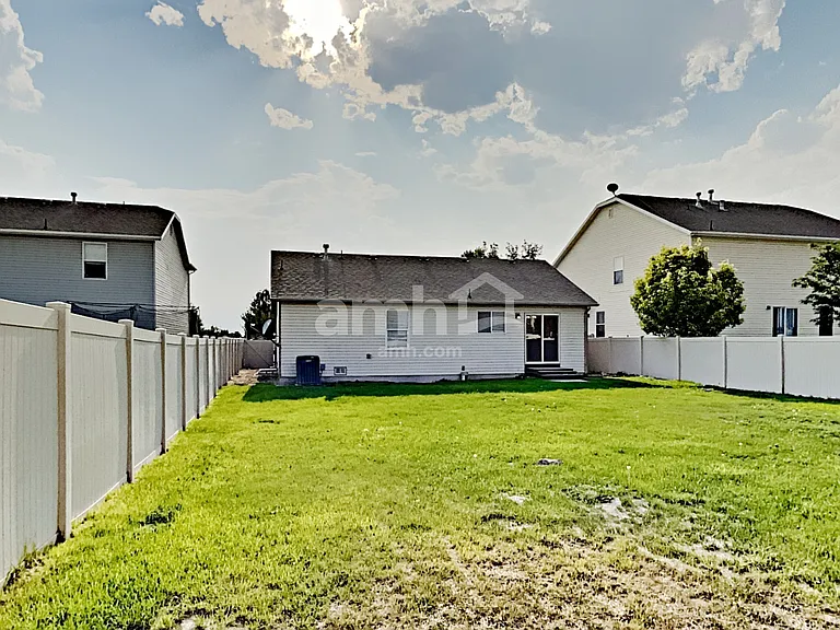 4384 N Maple Dr — Photo 22