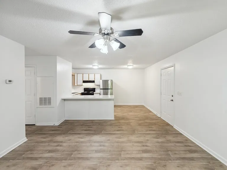 Arlington Apartments — Photo 18