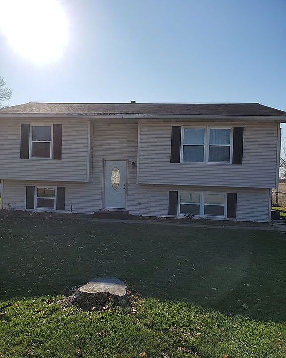 1st image of 906 W King Dr