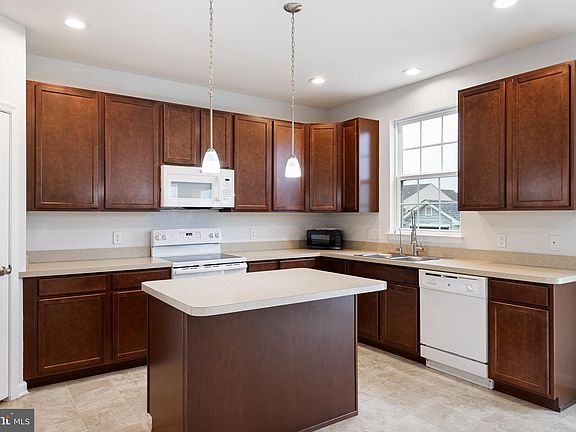4th image of 413 Janets Way