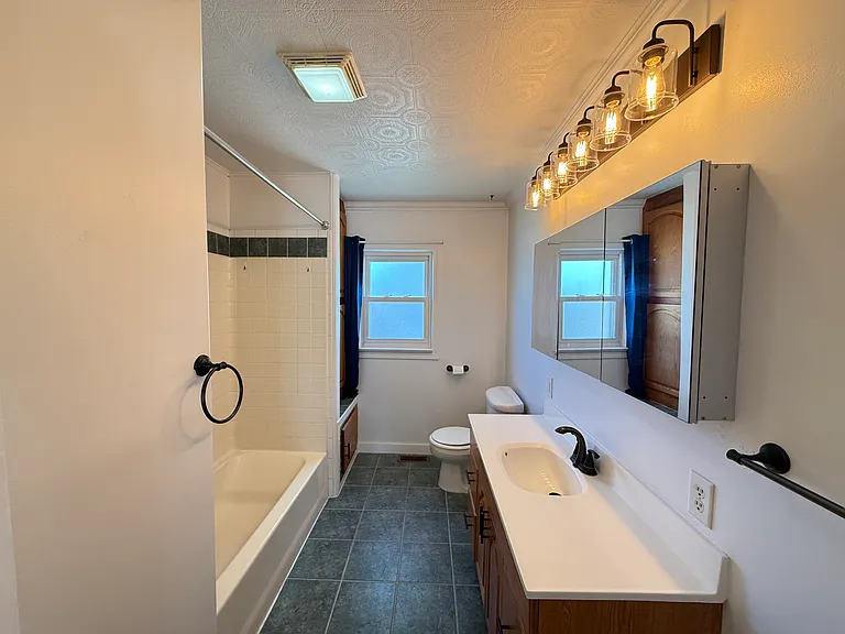 895 Russell St — Photo 12
