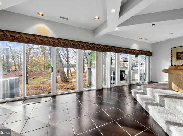 203 Sunshine Lakes Dr, Voorhees, NJ 08043