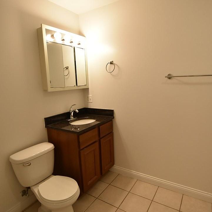 1st image of 714 W Buckingham Pl APT 1e