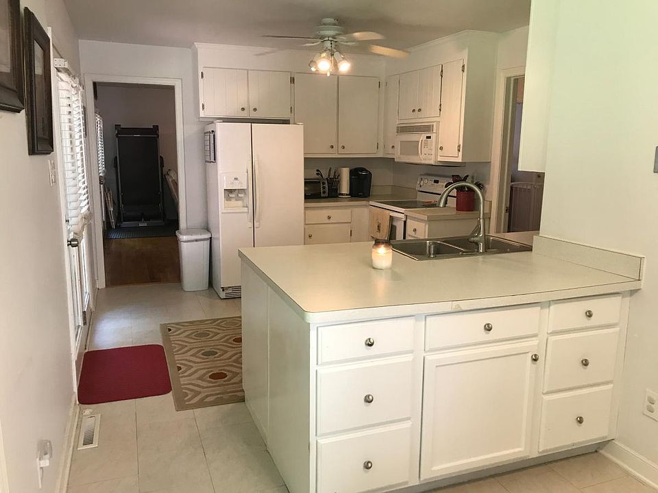 Large kitchen with lots of counter space