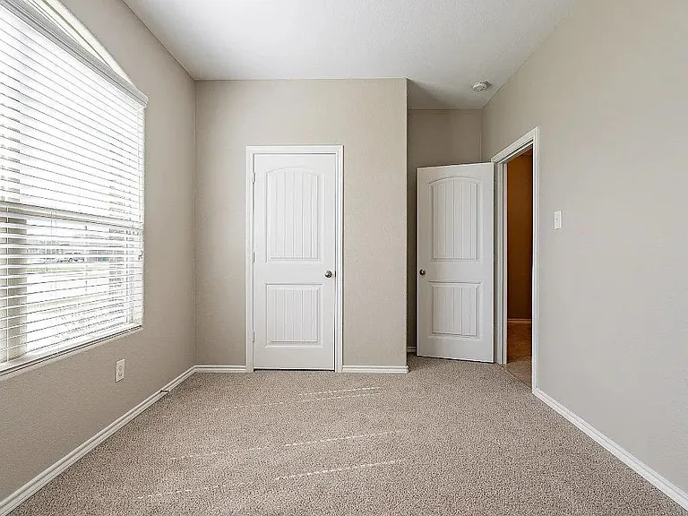 327 Chestnut Ln — Photo 6