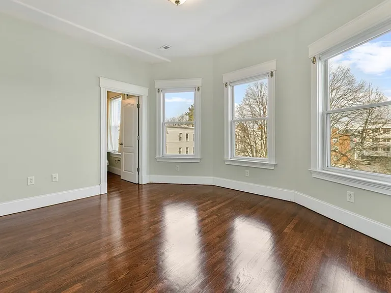 627 E 6th St #3 — Photo 18