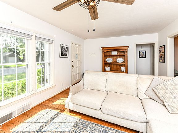 5th image of 5323 Rosslyn Ave