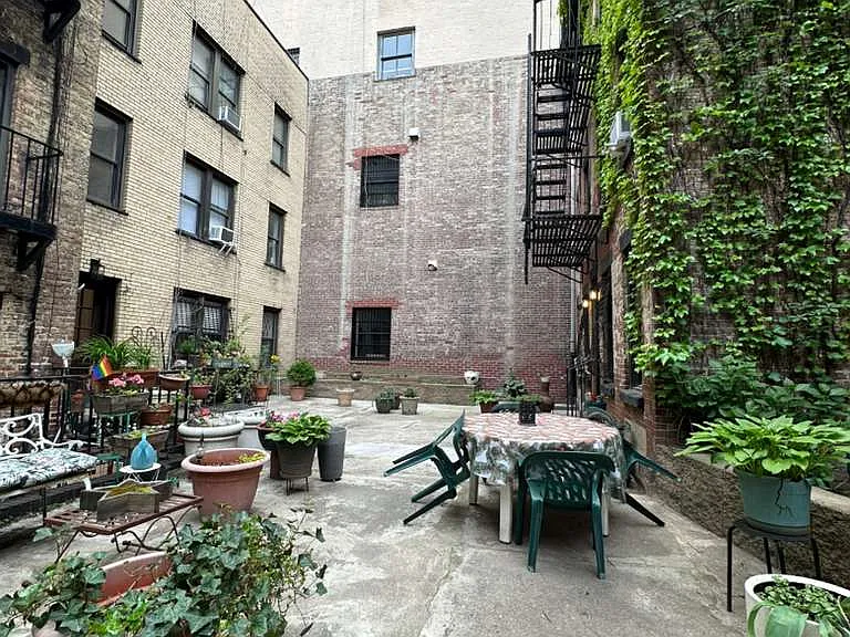 222 W 17th St #4C — Photo 6
