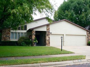 911 W Scottwood Dr, Peoria, IL 61615
