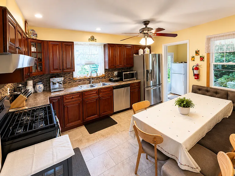 37 Irving Pl — Photo 9