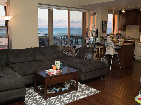 4th image of 1717 S Prairie Ave APT 2204