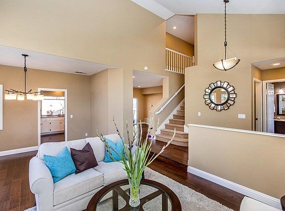 697 Trousdale St-7