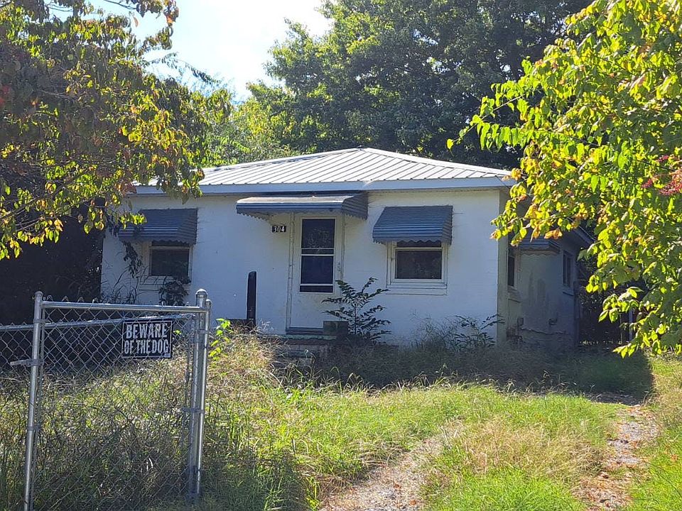 1st image of 304 Greenwood Cir