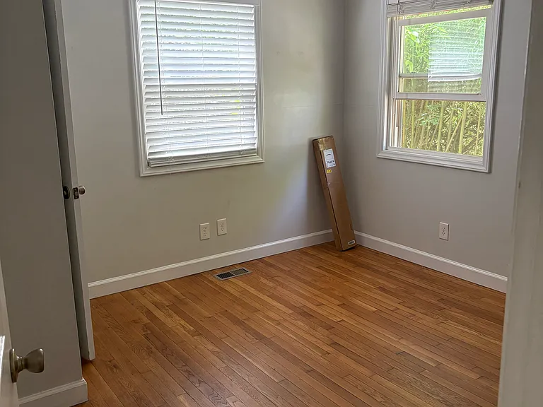 bedroom 1, approx. 11 1/2 x 10 1/2 ft, including closet