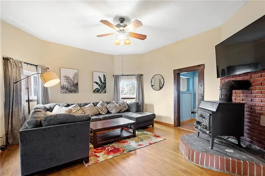 3 bed, 1.5 bath, 2772 sqft, $2,295 — Photo 2