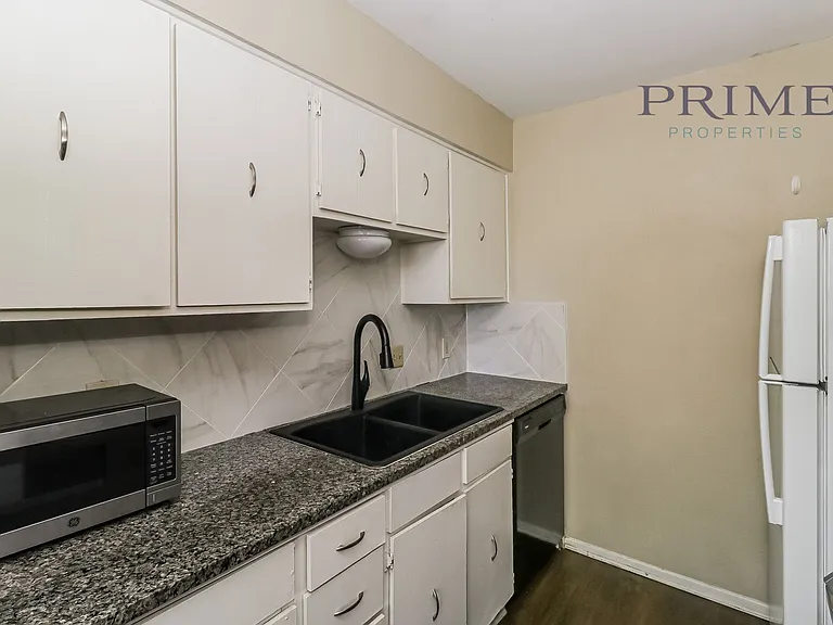 500 E Riverside Dr #135 — Photo 3