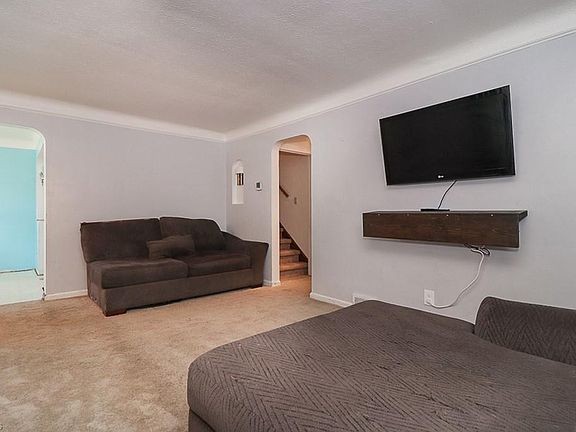 5th image of 7915 Thornton Dr