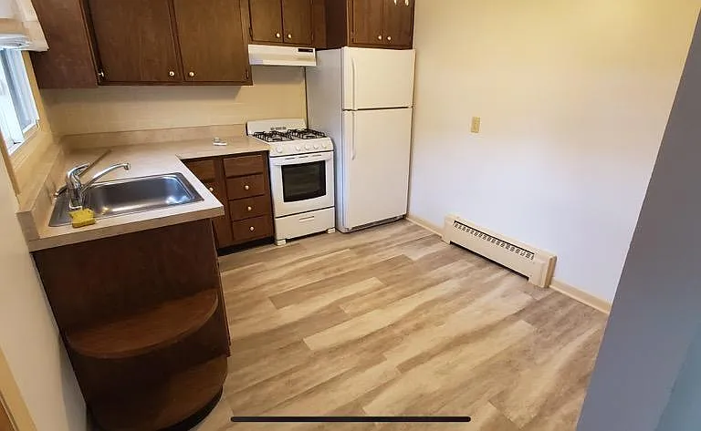 Kitchen (View of end units 52D, 60D)