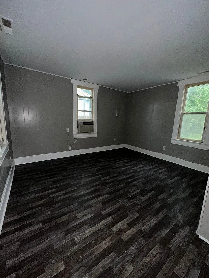 Freshly Renovated 1-Bedroom Gem with Fenced Yard in a Prime Central Location — Photo 3