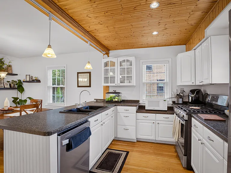 302 Lindsay Rd — Photo 8