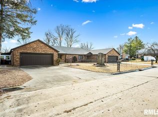 902 W Austin Dr, Peoria, IL