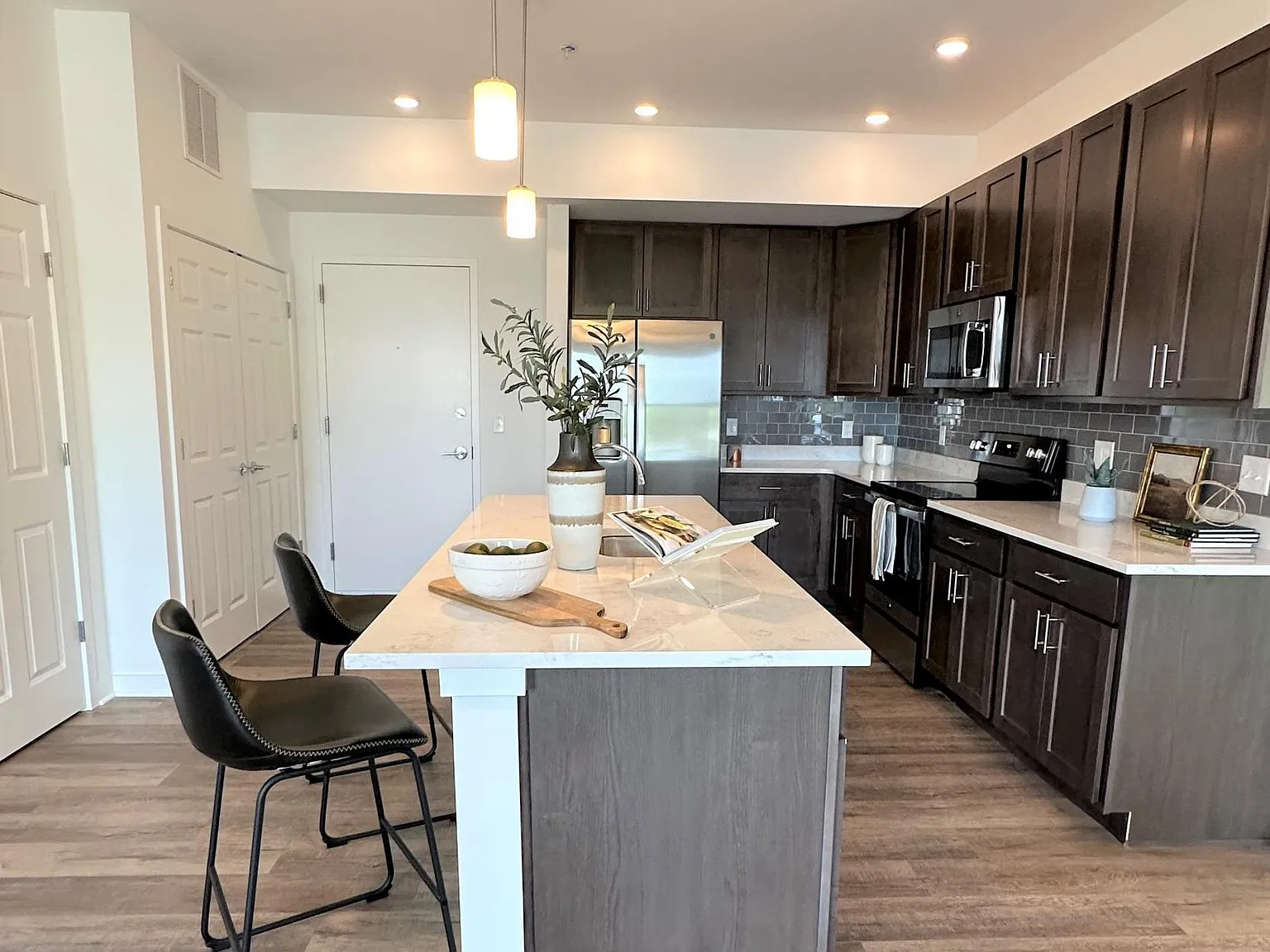 2 bed, 1150 sqft, $2,600 — Photo 2