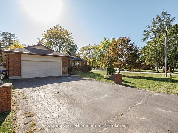 3rd image of 213 Jane St