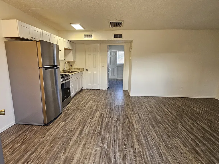720 E Siesta Dr #3 — Photo 2