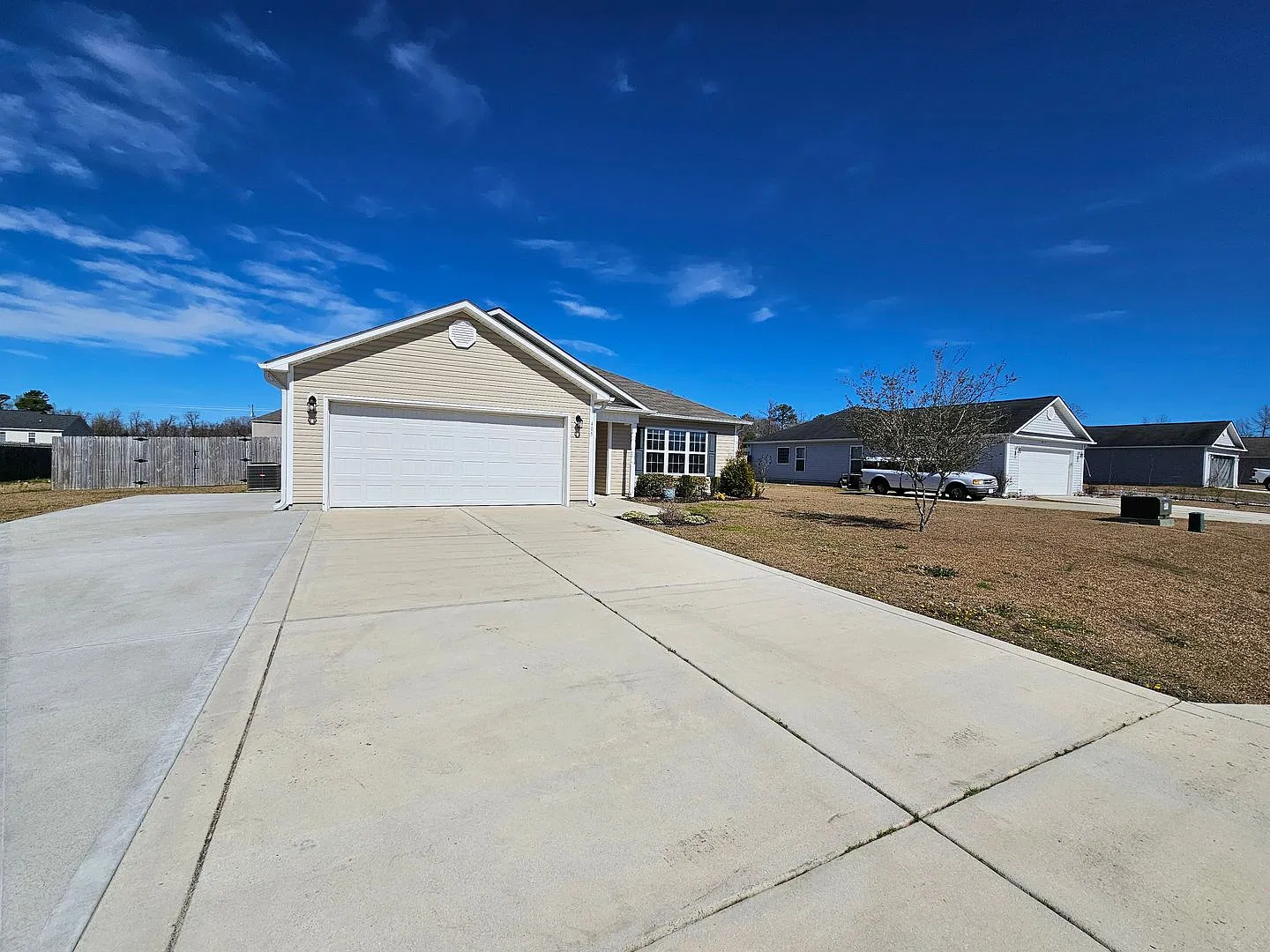 Spacious 3 Bedroom 2 Bathroom Home on Half an Acre — Photo 2