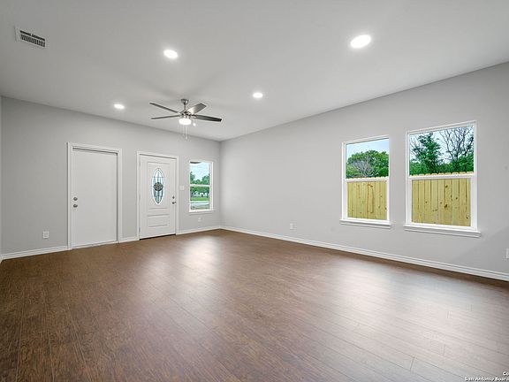 5th image of 329 W WRIGHT BLVD