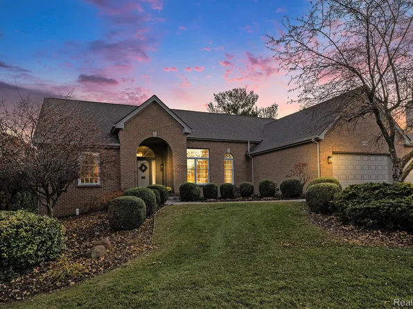 4019 Pine Ridge Ct, Fenton, MI 48430