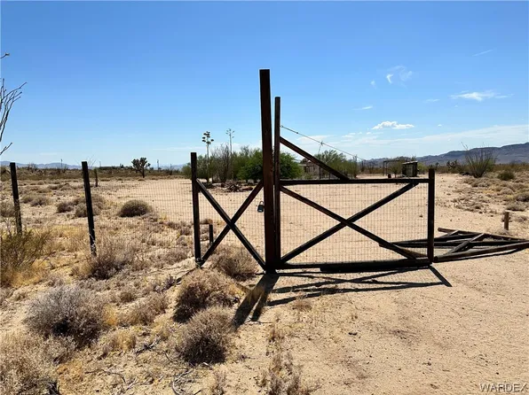 13581 S Cortaro Rd, Yucca, AZ 86438