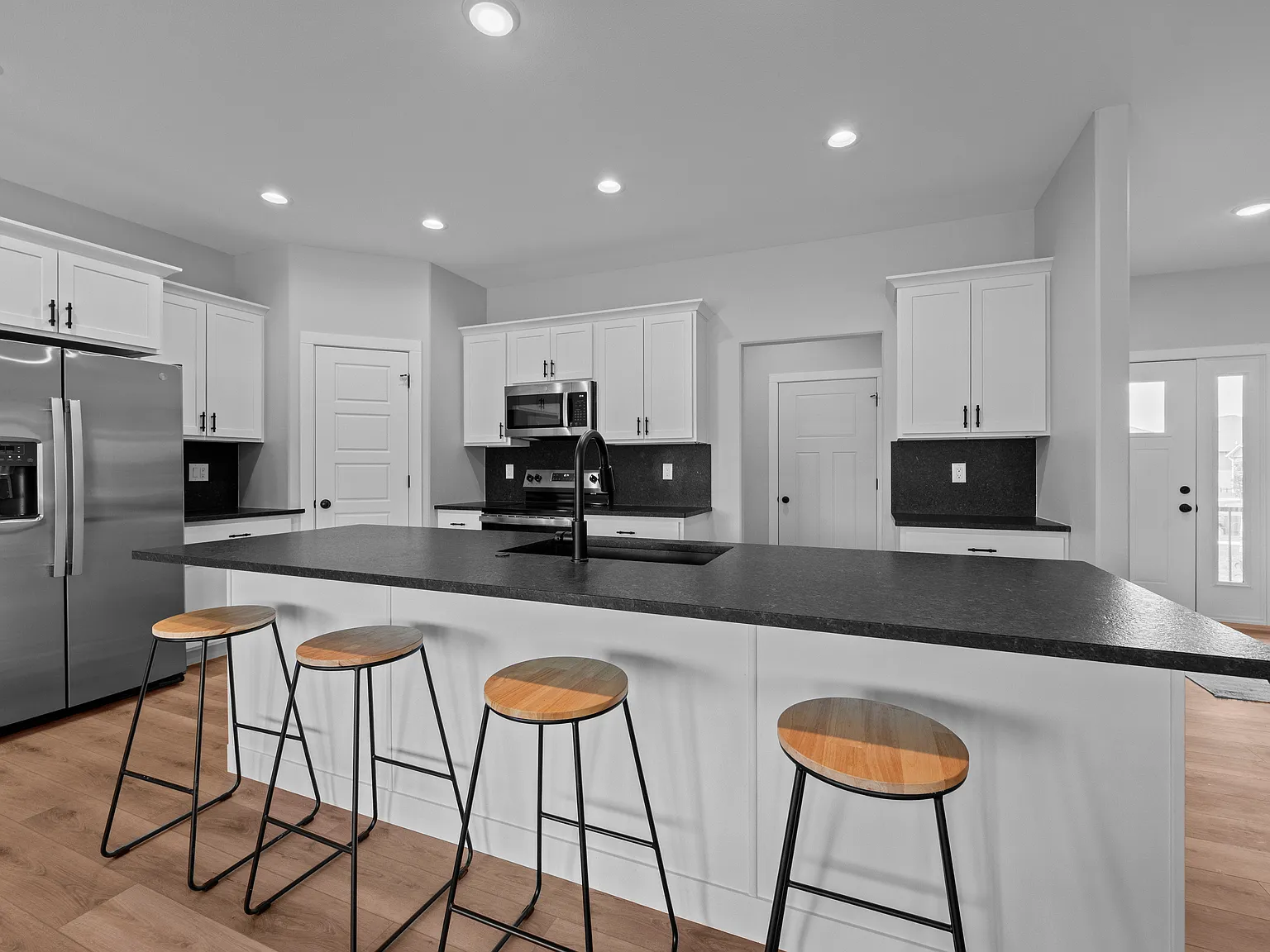 5 bed, 2700 sqft, $4,500 — Photo 2
