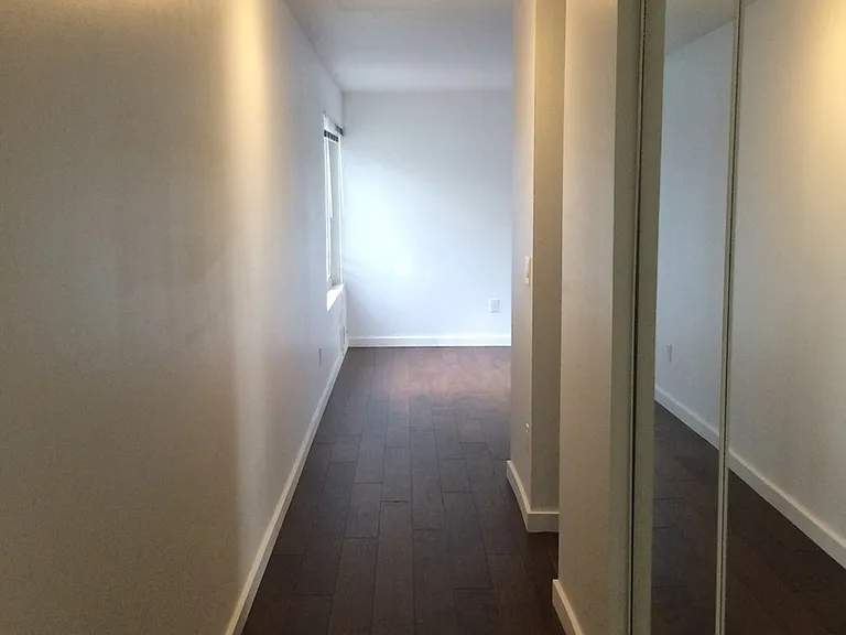 Bellevue Manor Apartments — Photo 9