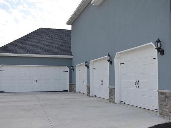 3rd image of 4704 N Lakewood Dr