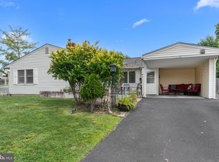 10 Twin Leaf Ln, Levittown, PA