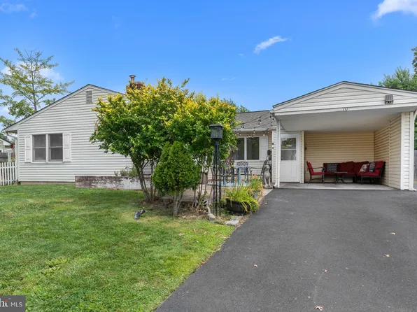 10 Twin Leaf Ln, Levittown, PA 19054