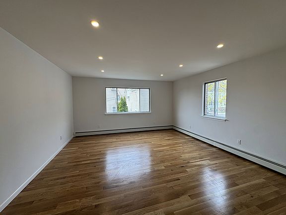 2nd image of 152 Beekman Ave Floor 1