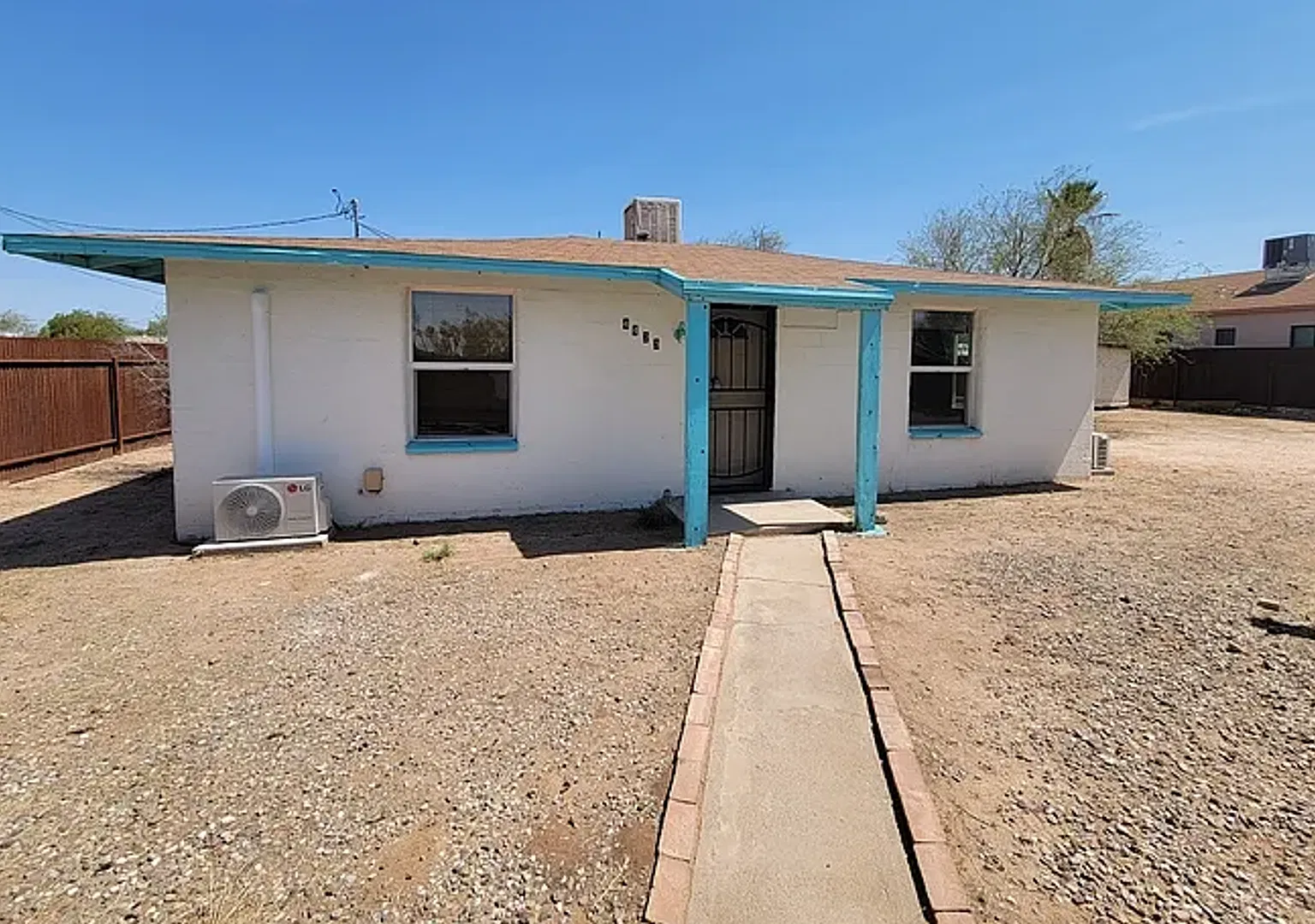 2 Bedroom Home in Central Tucson on Extra Large Lot — Photo 1